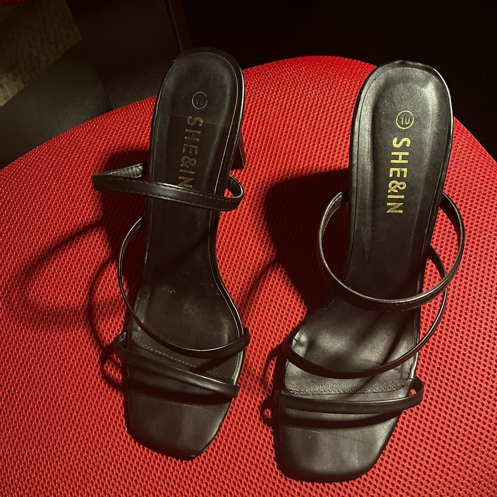 Black strappy sandals 10